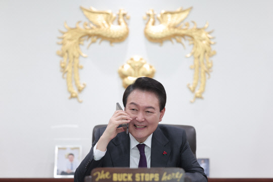윤석열 대통령이 계묘년(癸卯年) 새해 첫날인 1일 서울 용산 대통령실 청사에서 국민들과 전화 통화를 하고 있다. 대통령실 제공